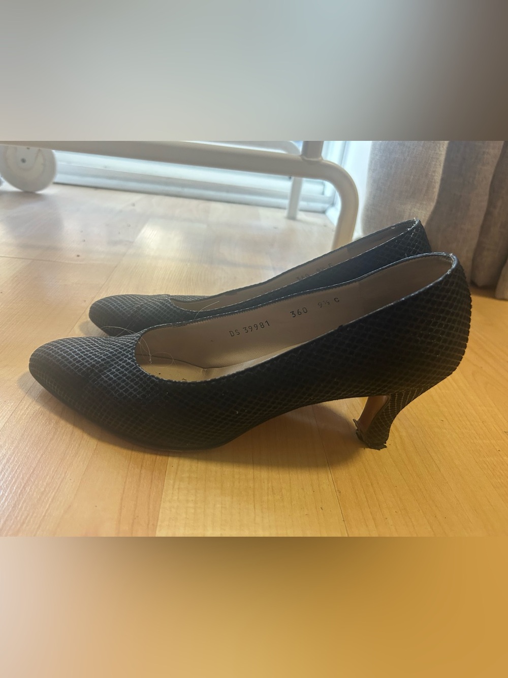 Salvatore Ferragamo Black Pointed-Toe Heels EU 9 1/2 С